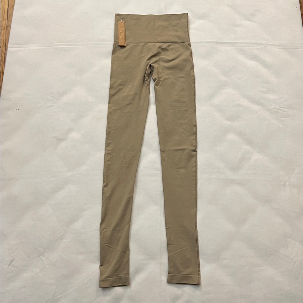 SKIMS SOFT SMOOTHING SEAMLESS LEGGING - Picture 3 of 3